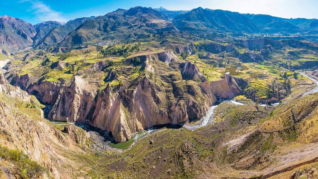 Vista panorámica del Cañón y Valle del Colca, mostrando el imponente paisaje natural, los andenes y la profunda geografía andina.