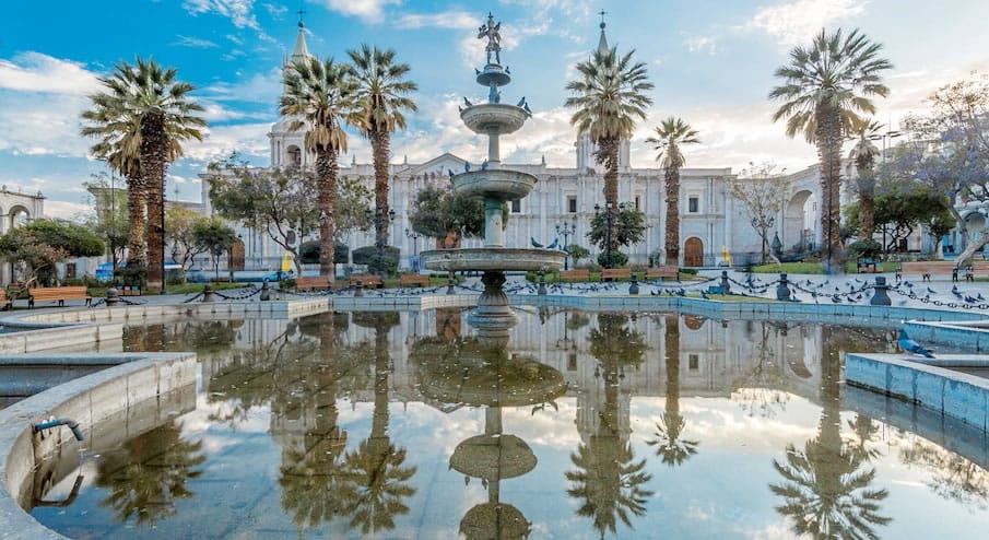 El corazón del Centro Histórico de Arequipa: La Catedral y la pileta de bronce, capturadas desde el centro de la Plaza Mayor.