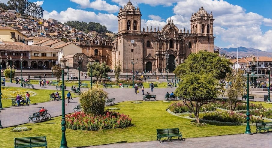 Vista panorámica de la Catedral y la Plaza de Armas de Cusco, corazón de la ciudad imperial.