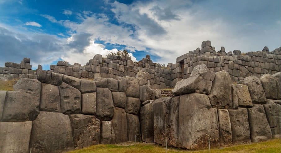 Muros de mampostería ciclópea en Sacsayhuamán, Cusco, mostrando la asombrosa precisión con la que las inmensas rocas incas fueron calzadas.