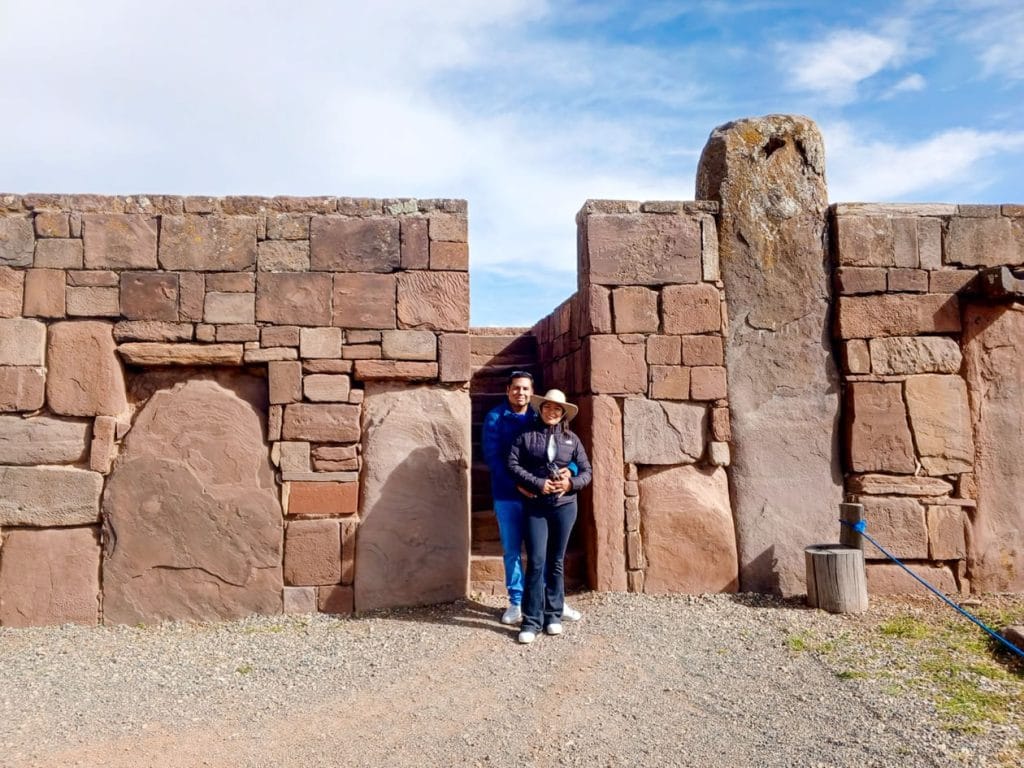 Pareja de viajeros posando entre las ruinas de la antigua civilización Tiahuanaco, en Bolivia.