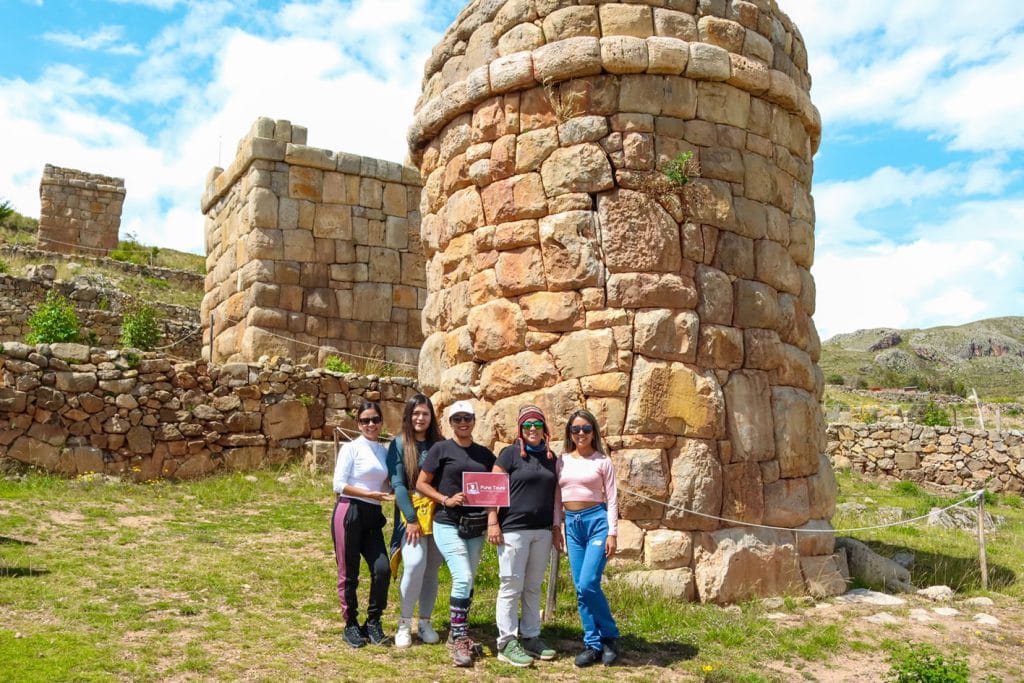 Chullpas de Molloco construidas sobre andenerías preincaicas. Grupo de viajeros junto a la primera torre funeraria.