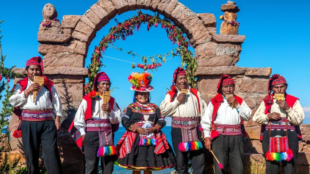 Vista de los sikuris en Taquile, recibiendo a turistas que ascendieron más de 550 escalones hasta el arco principal.