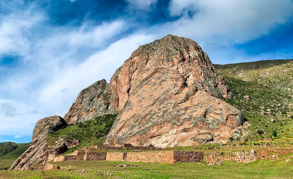 Andenería ceremonial del Complejo Pucará al pie de una roca enorme, fuente de material de construcción.