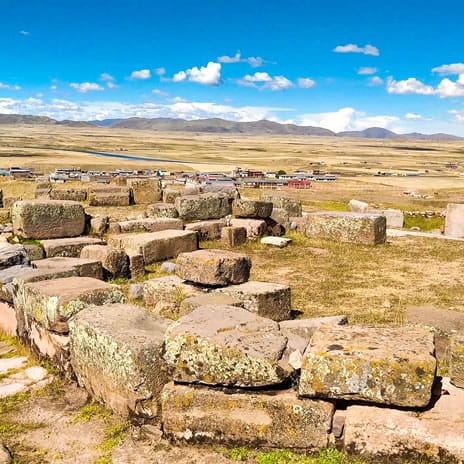 Restos de piedras talladas para el templo ceremonial, vistos desde la base de la roca enorme en el Museo Lítico de Pucará.