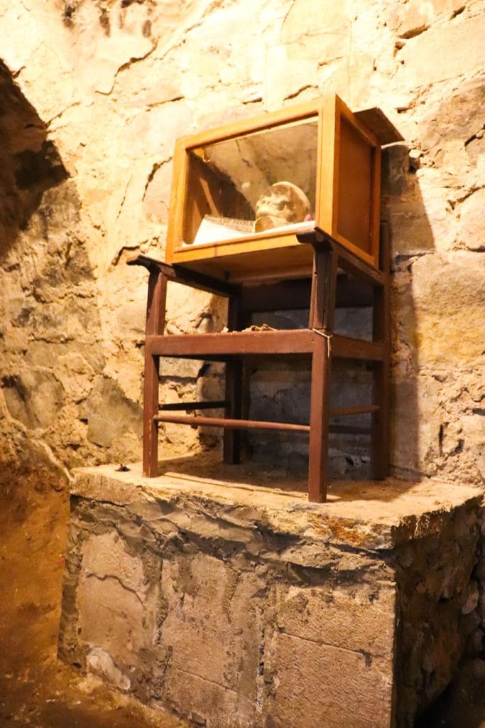 Resto o pieza ancestral en vitrina, exhibición del Museo Lítico de Pucará.