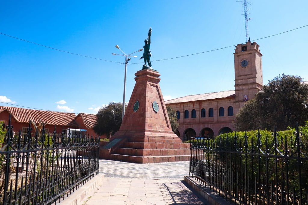 Monumento a Francisco Bolognesi en la Plaza de Armas de Lampa, visitado en el tour de Puno.