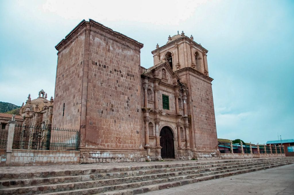 Portada lateral del Templo de Santa Isabel de Pucará, construcción colonial de piedra tallada.