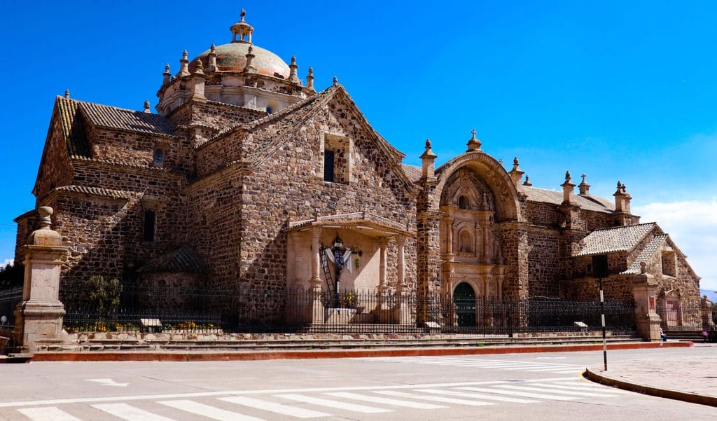 Detalle de la fachada de la Iglesia Santiago Apóstol de Lampa, donde la piedra rojiza se une con arcilla blanca.