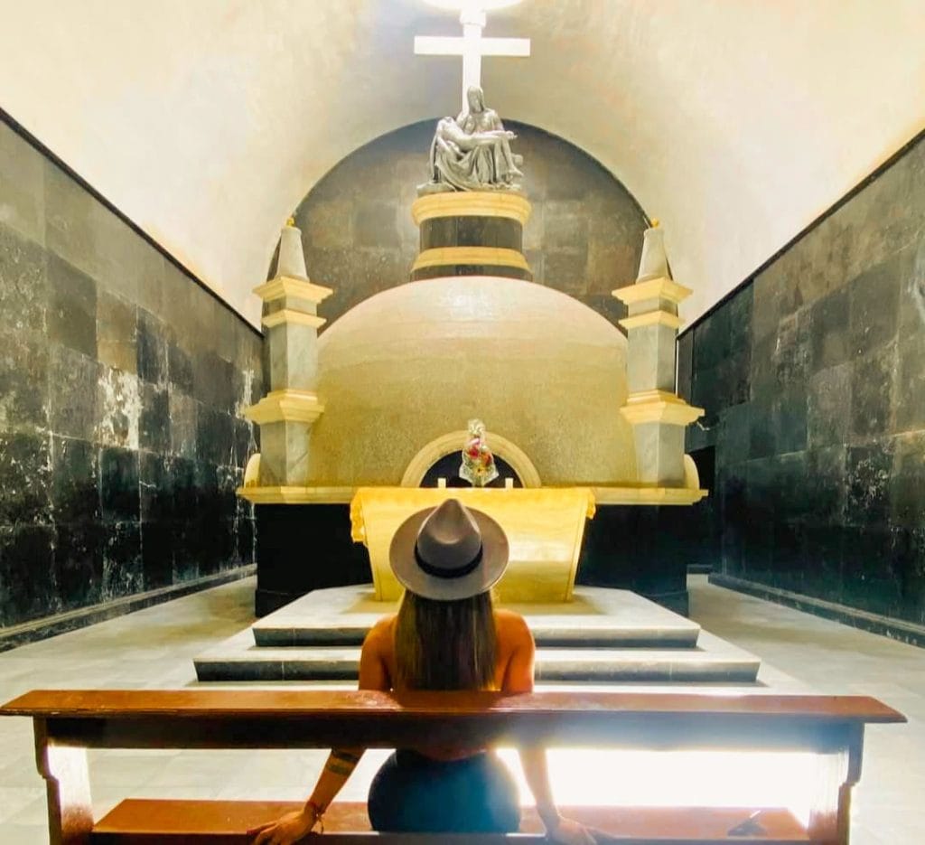 Réplica de La Piedad de Miguel Ángel en la iglesia san Santiago apóstol de Lampa.