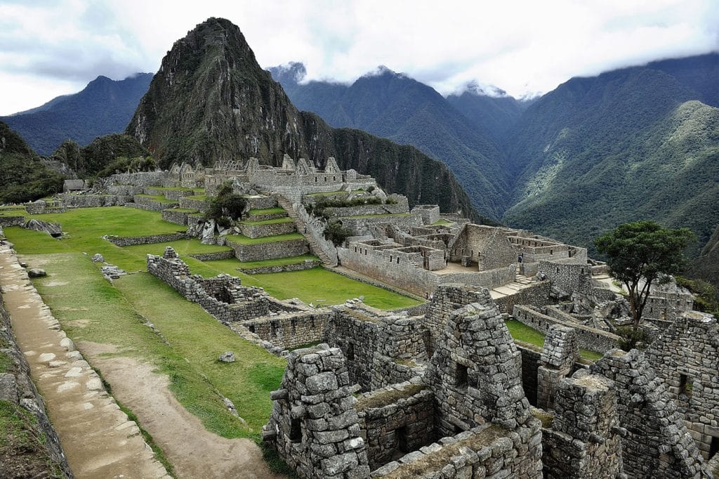 Detalle de las sólidas construcciones de piedra inca en la ciudadela de Machu Picchu, mostrando la precisión de la mampostería original.