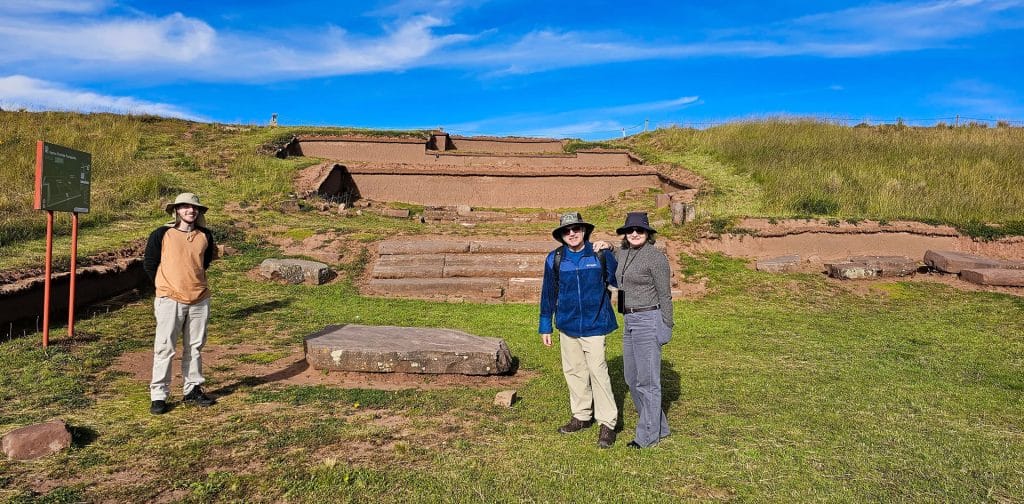 Tres turistas se aprecian en la explanada del Templo de Kalasasaya, la principal estructura ceremonial del complejo arqueológico de Tiahuanaco, en Bolivia.