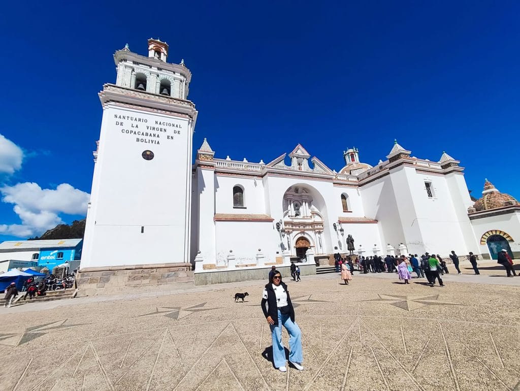 Vista exterior de la imponente Basílica de Nuestra Señora de Copacabana en Bolivia, el principal templo religioso y atractivo arquitectónico de la ciudad.