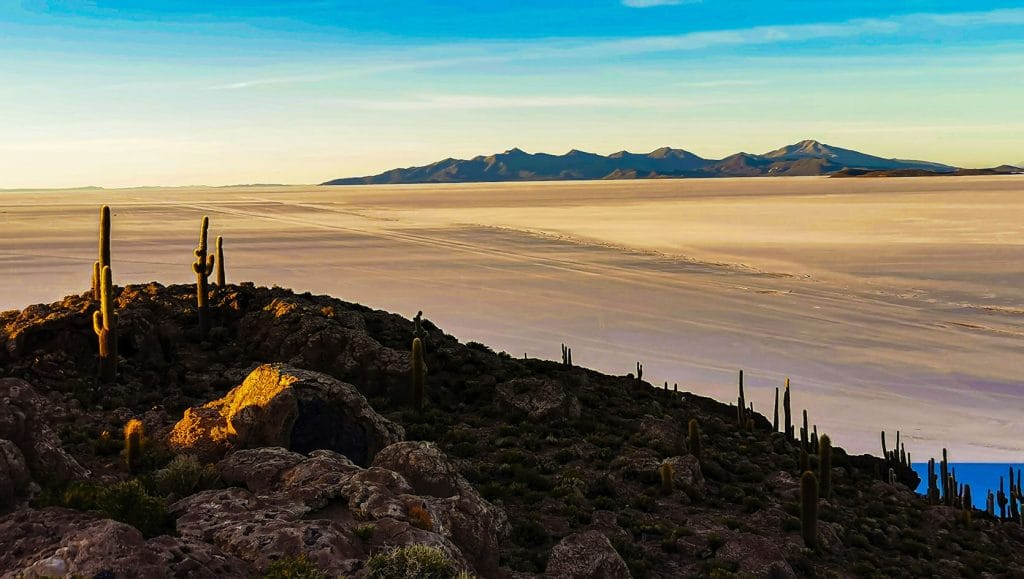 Vista de la Isla Incahuasi con cactus gigantes al atardecer sobre el Salar de Uyuni, durante el tour desde Puno.