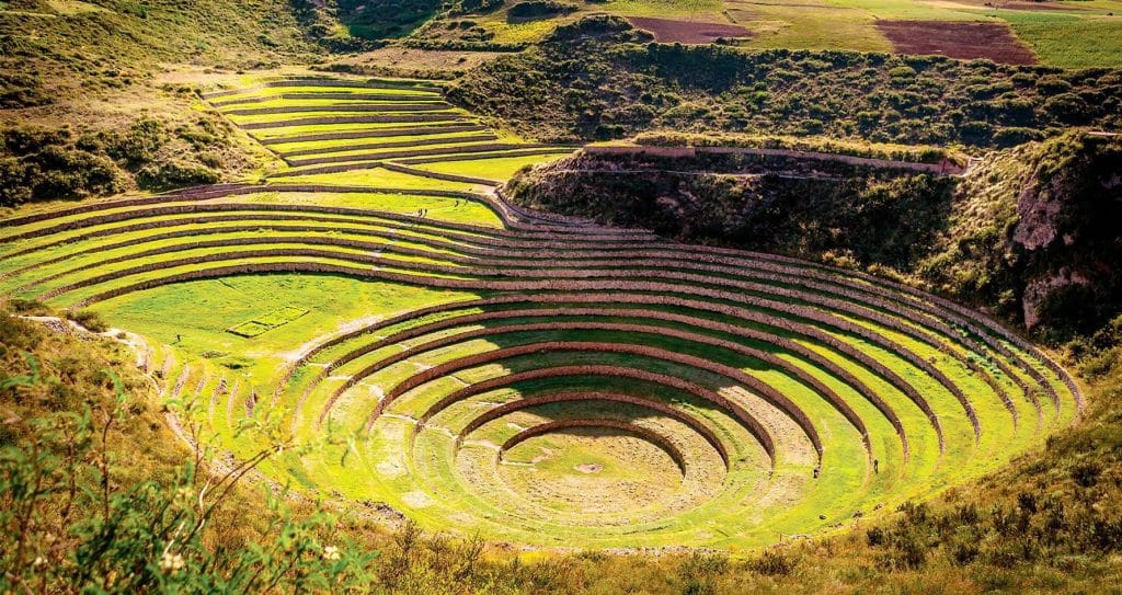 Vista lateral de las terrazas cóncavas de Moray, mostrando la profundidad de los andenes circulares y el detalle de los muros de retención incas.