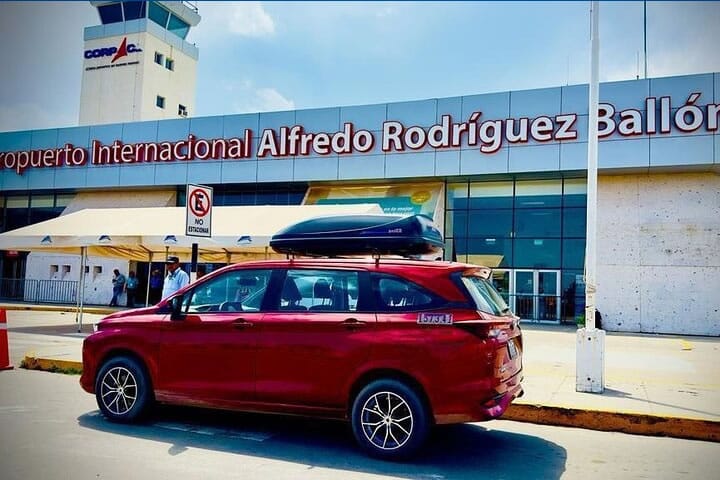 SUV de traslado privado esperando en el Aeropuerto Alfredo Rodríguez Ballón, Arequipa, para el viaje escénico y con paradas a Puno.