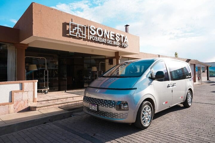 Minivan de transporte turístico (capacidad de grupo) frente al hotel Sonesta Posada del Inca Puno, en el servicio de traslado Arequipa - Puno.