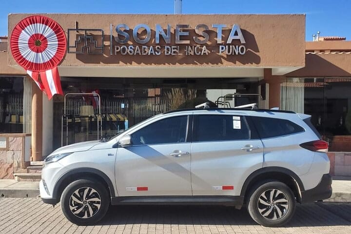 SUV de transporte privado esperando o llegando al hotel de lujo Sonesta Posada del Inca Puno, parte del servicio de traslado Aeropuerto Juliaca - Puno.