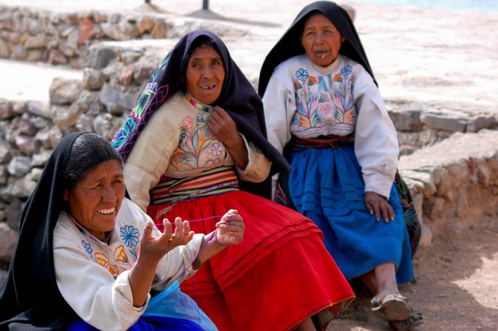 Tres mujeres de Amantaní con vestimenta típica. Se puede apreciar en el Tour a Uros - Amantaní - Taquile
