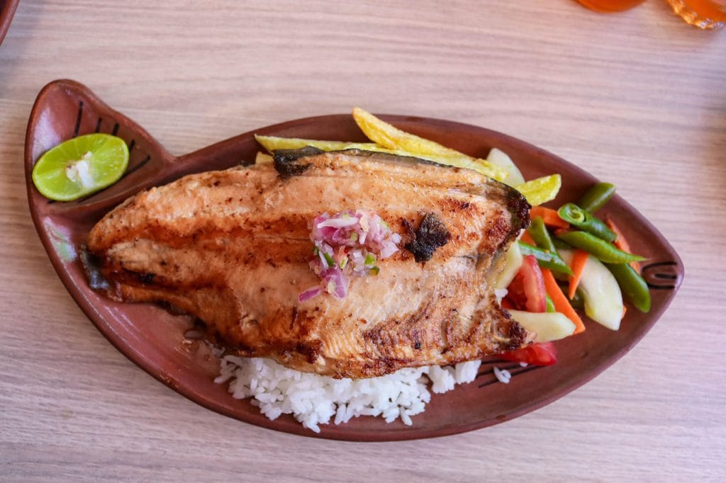 Almuerzo típico en Taquile con trucha o salmón frito.