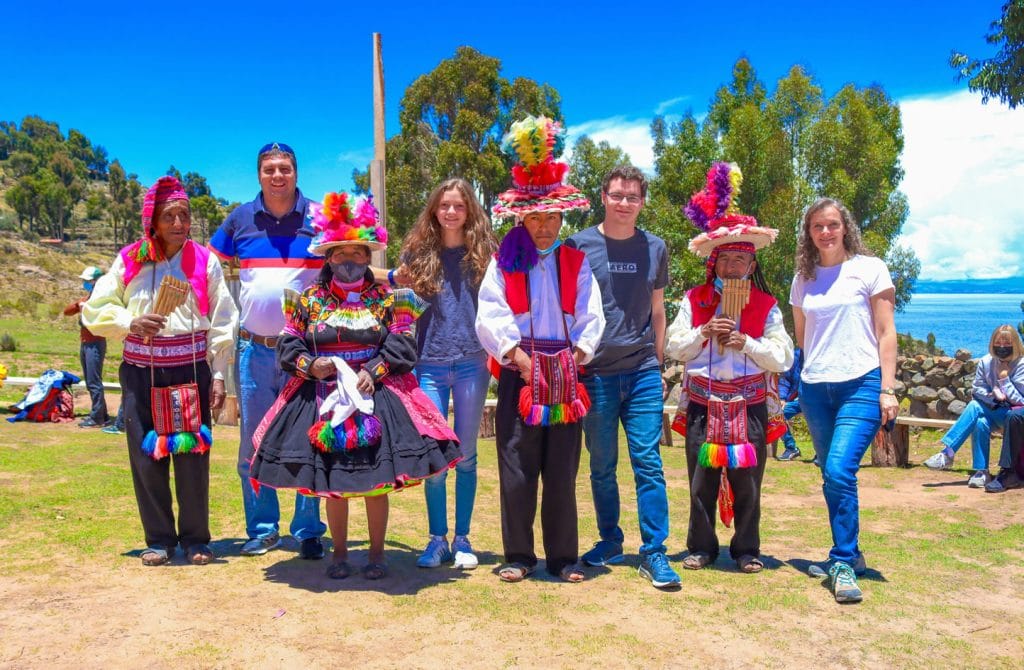 Danza tradicional de Sikuris en Taquile con turistas en tour a Uros, Amantaní y Taquile.