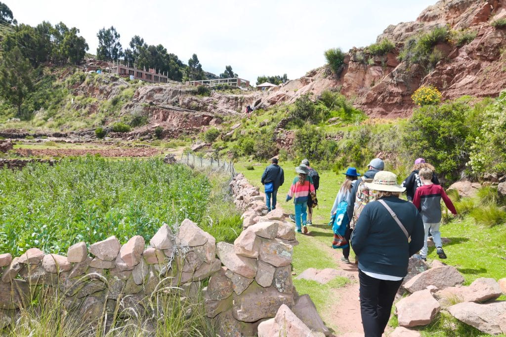 Turistas caminando por calles rústicas de la isla de Taquile.