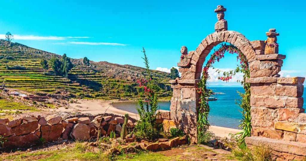 Arco de piedra tradicional que marca el ingreso a la Isla Taquile, Lago Titicaca Puno.