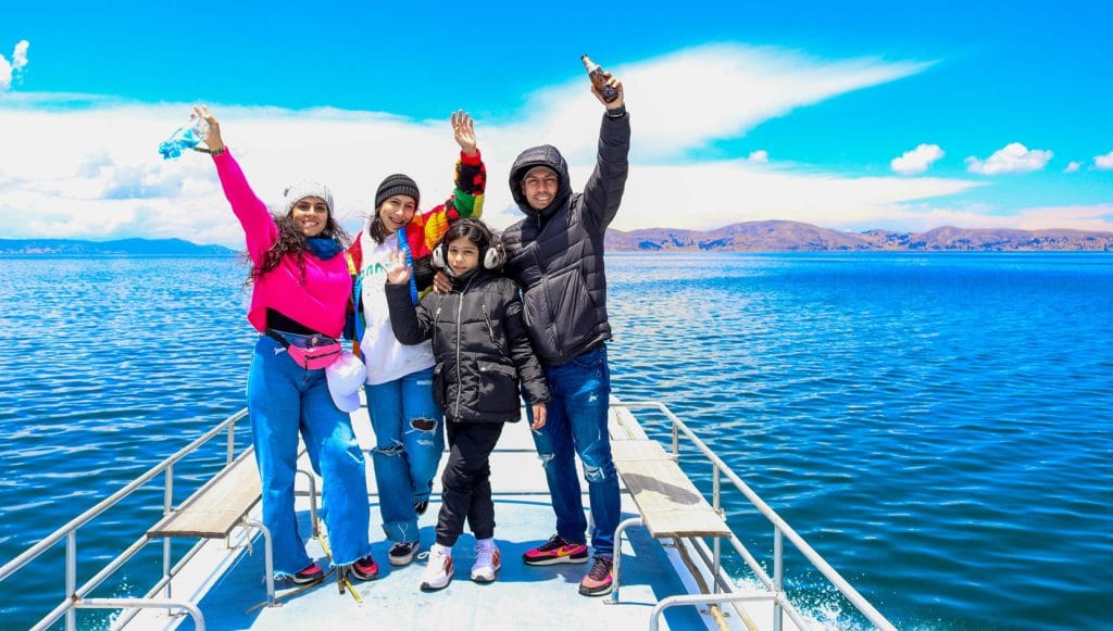 Lancha turística en el Lago Titicaca navegando hacia la Isla Taquile desde Puno.