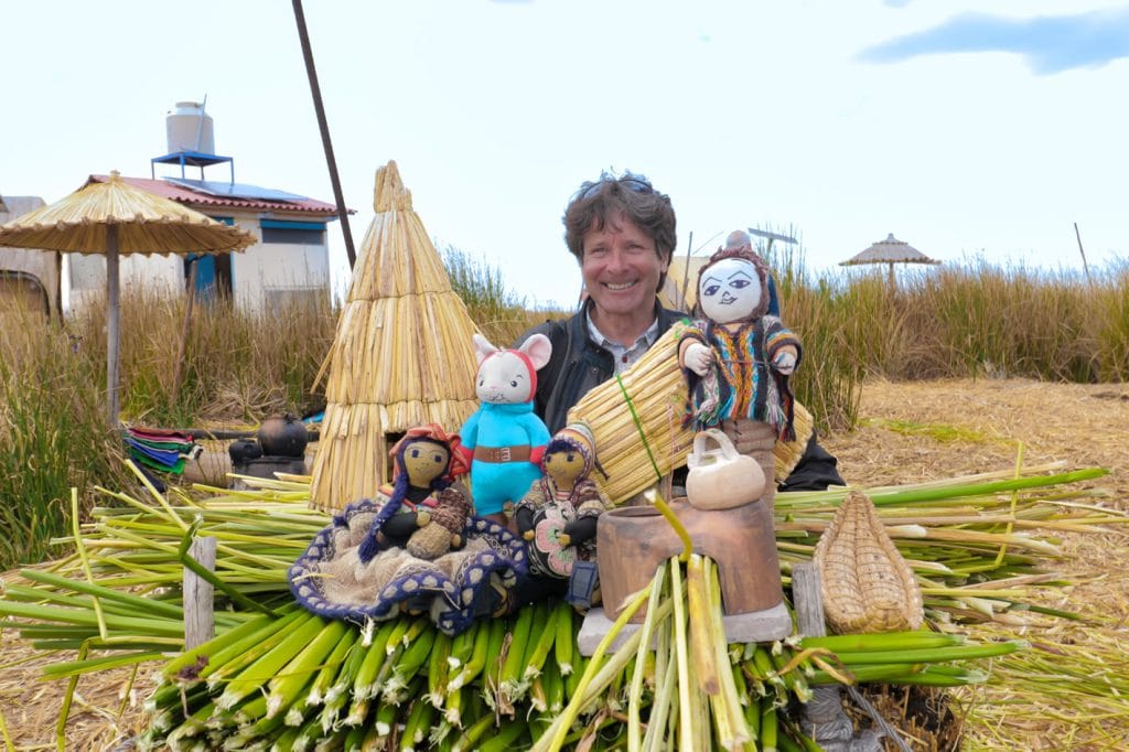 Artesanías hechas de totora por mujeres Uros en las Islas Flotantes, Lago Titicaca Puno.