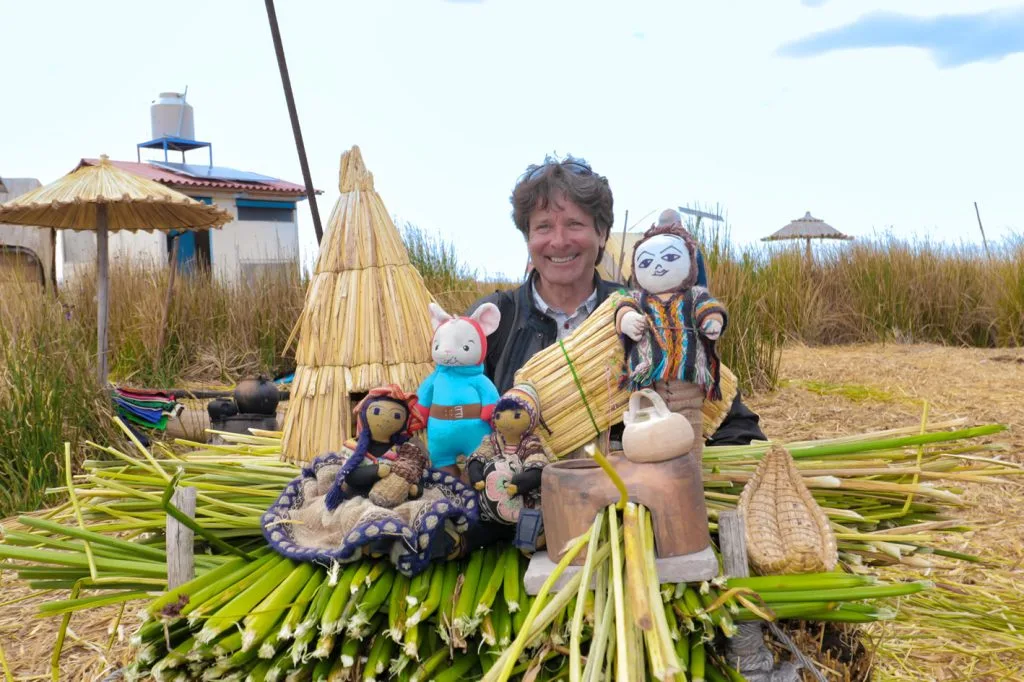 Artesanías hechas de totora por mujeres Uros en las Islas Flotantes, Lago Titicaca Puno.