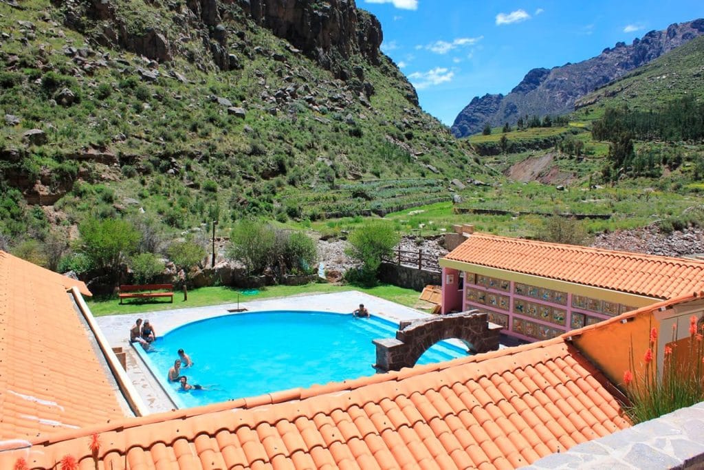 Aguas termales de La Calera en Chivay, un descanso relajante en piscinas naturales con agua volcánica, ideal para recuperar energías.