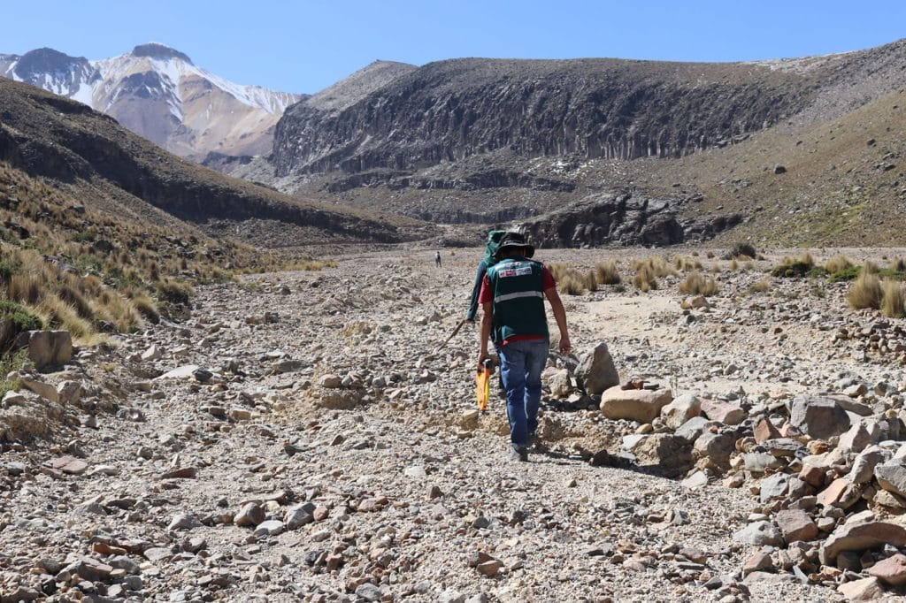 Personal del Instituto Geofísico del Perú (IGP) ascendiendo un volcán en Arequipa, demostrando el conocimiento técnico de la zona de alta montaña.