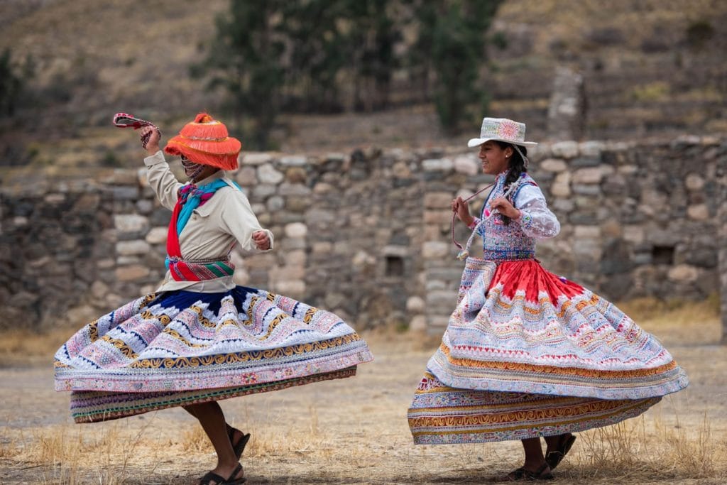Pareja de danzarines en pleno baile del Wititi, la danza tradicional del amor y Patrimonio UNESCO del Valle del Colca.