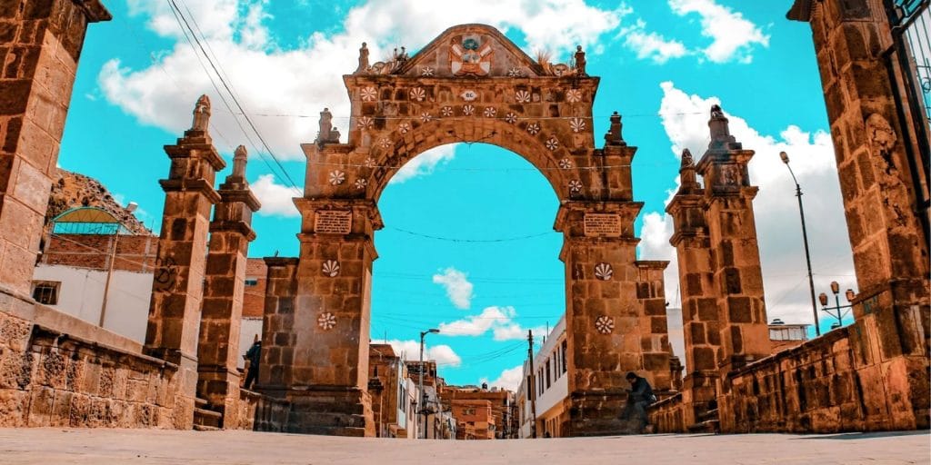 Monumento histórico Arco Deustua en Puno, construido en honor a los héroes de la Batalla de Junín y Ayacucho.
