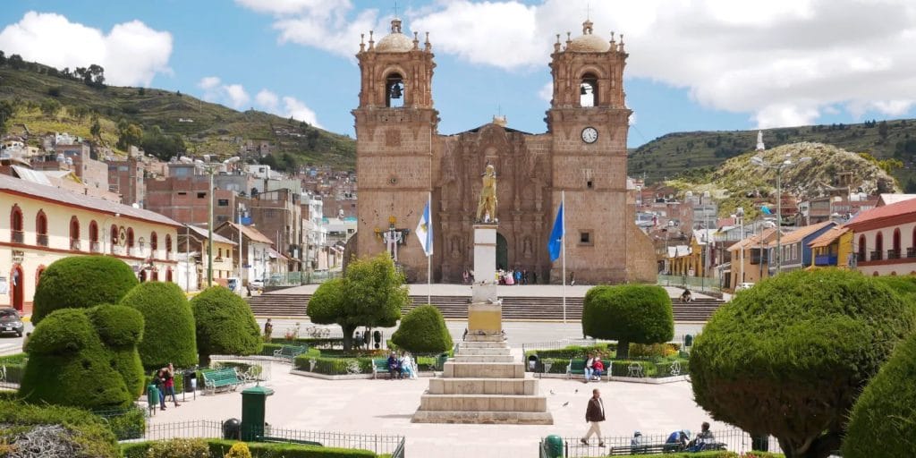 Vista de la Plaza de Armas de Puno y la fachada de la Catedral de estilo barroco andino, puntos focales del City Tour.