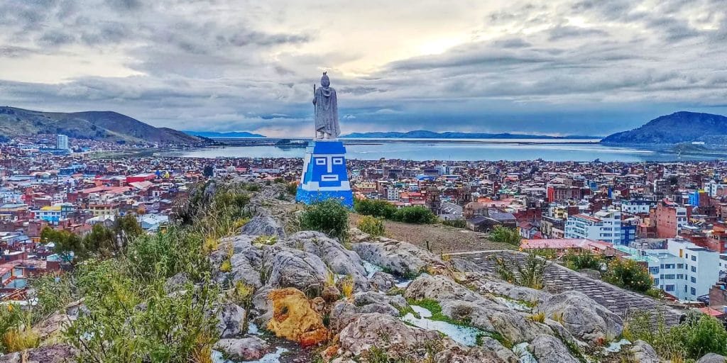 Mirador de Huajsapata, con la estatua de Manco Cápac, ofreciendo la mejor vista de Puno y su bahía al Lago Titicaca.