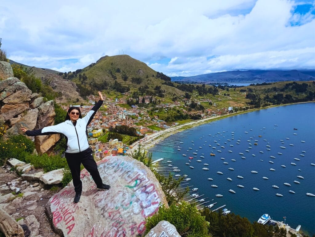 turista posando en el mirador de Copacabana Bolivia