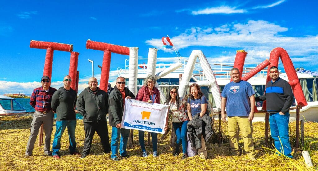 Grupo de turistas tomándose fotos en la isla capital de los uros
