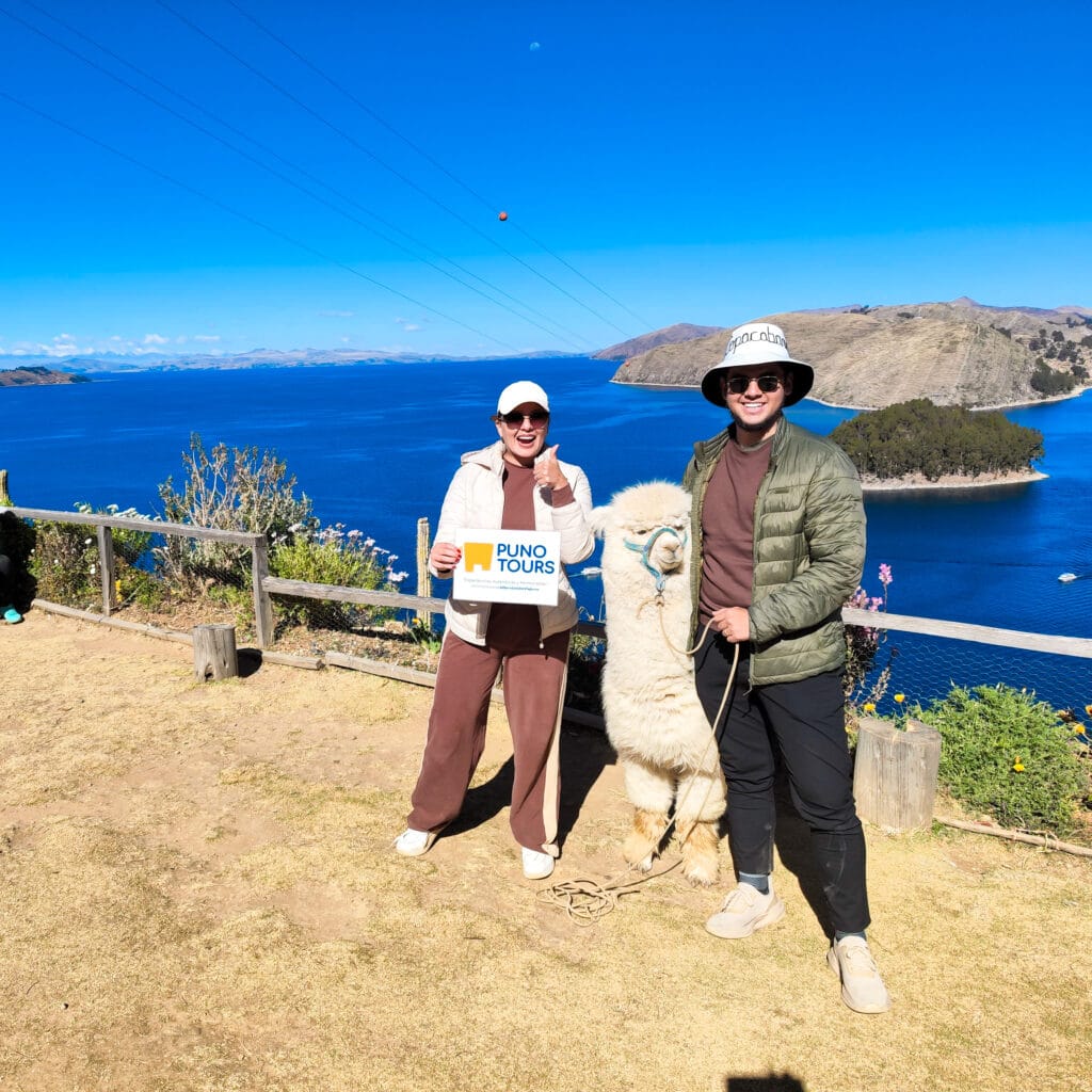 dos turistas sonriendo en el tour isla del sol Bolivia