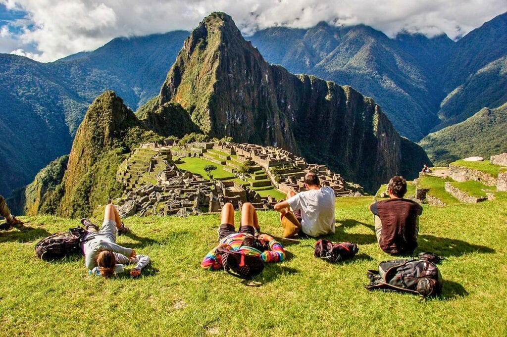 machu picchu con turistas disfrutando el paisaje
