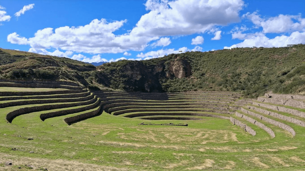 vasto paisaje del tour maras y moray